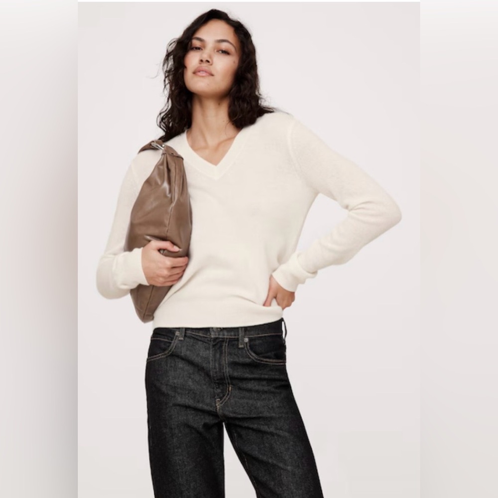 Banana  Republic Linen Viscose V-Neck Cream White Lightweight Sweater